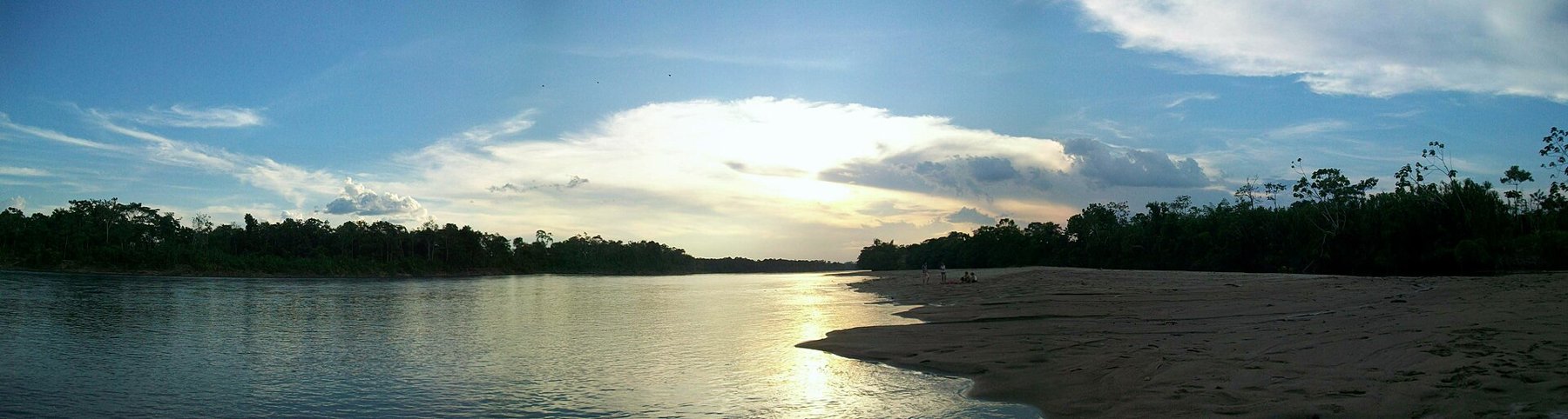 Panorámica real del río Putumayo al atardecer en Puerto Asís